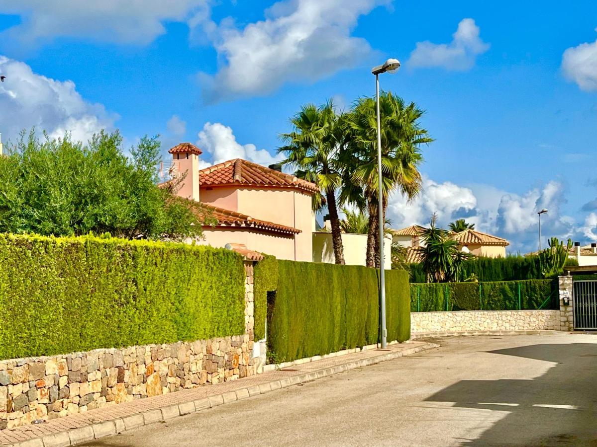 Villa en Oliva Nova, jardín privado a 100m de la playa Exterior foto