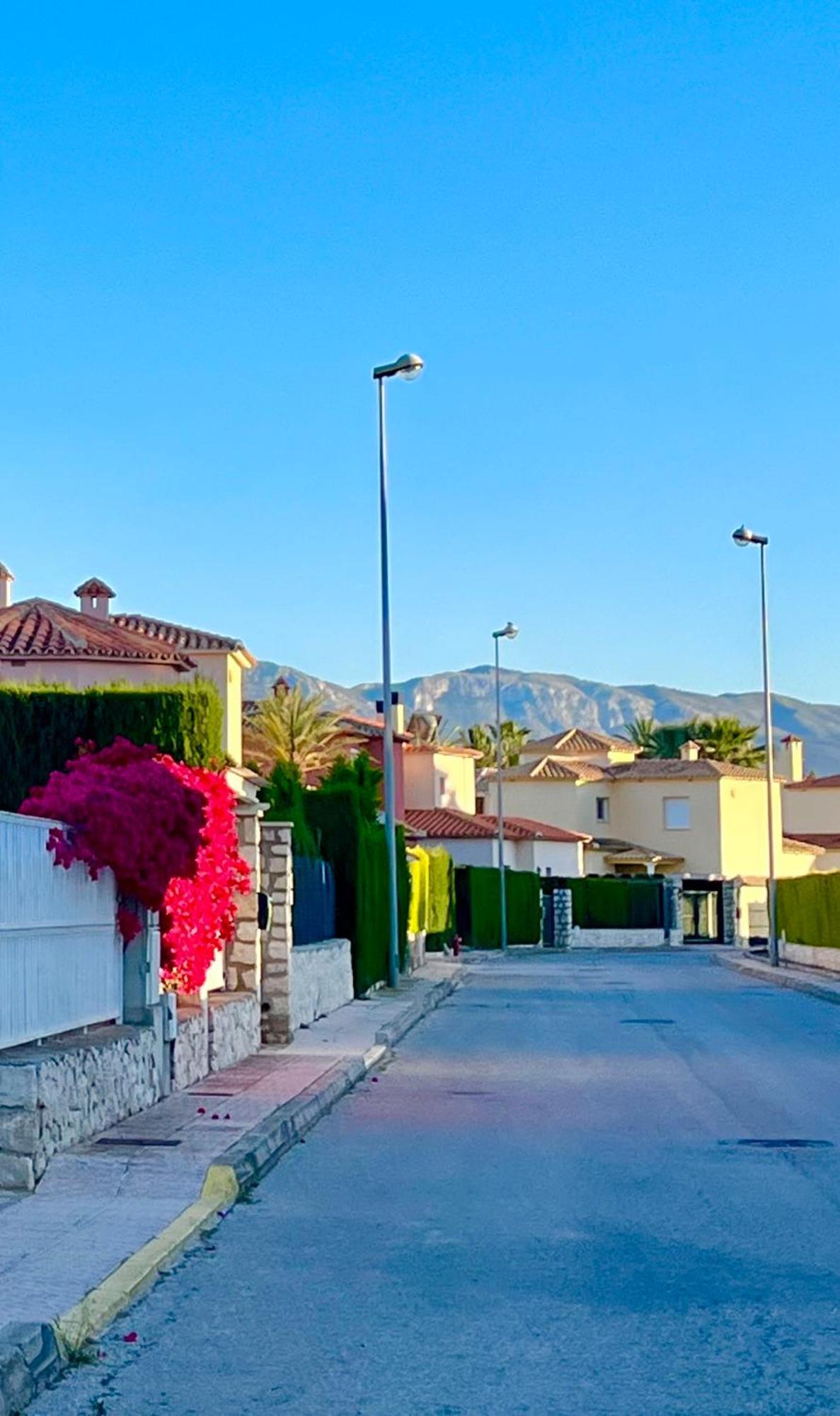 Villa en Oliva Nova, jardín privado a 100m de la playa Exterior foto